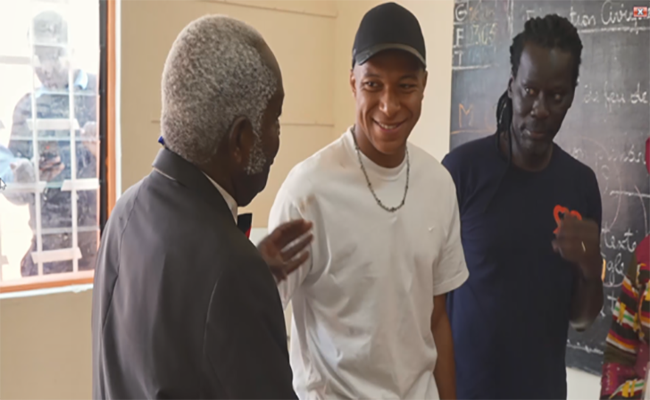Kylian Mbappé en visite dans une école de Yaoundé dont la rénovation a été financée par son association